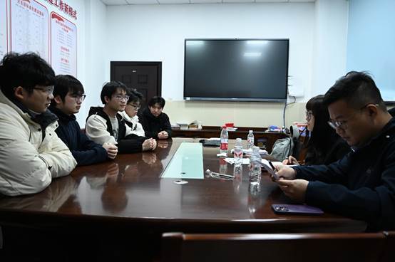 一群人看着桌子上的电脑AI 生成的内容可能不正确。